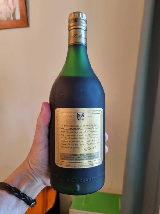 Коняк Martell - запечатана, неотваряна с десетилетия бутилка
