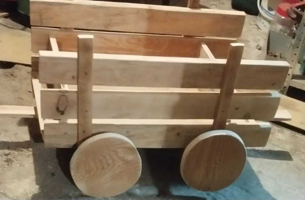 Продавам ръчно изработени кашпи, ръчни колиички, бунари и др.