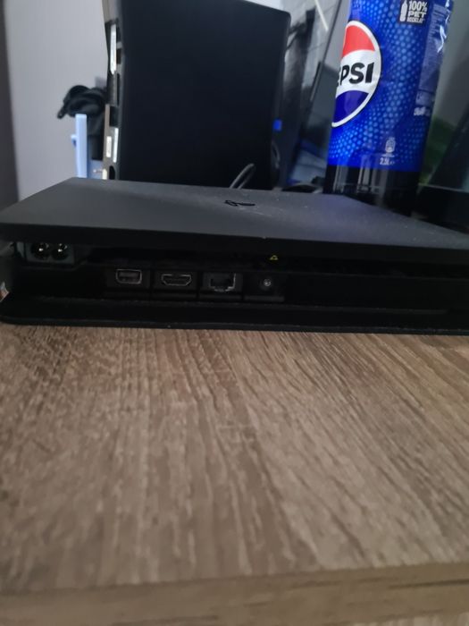Vând ps4 slim în stare forte  buna,1T + un controler cu cablu