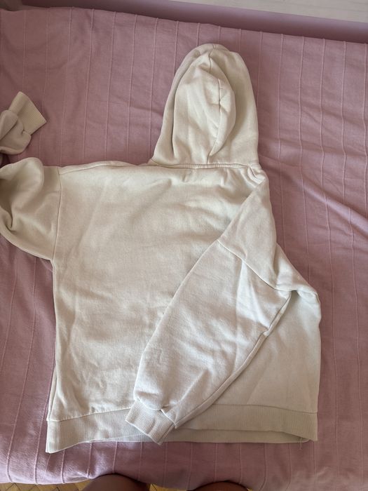 Продавам худи Pull&Bear S размер бежов цвят с мек надпис