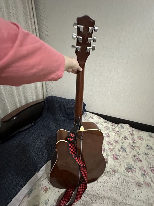 Гитара. Пользовалась очень мало