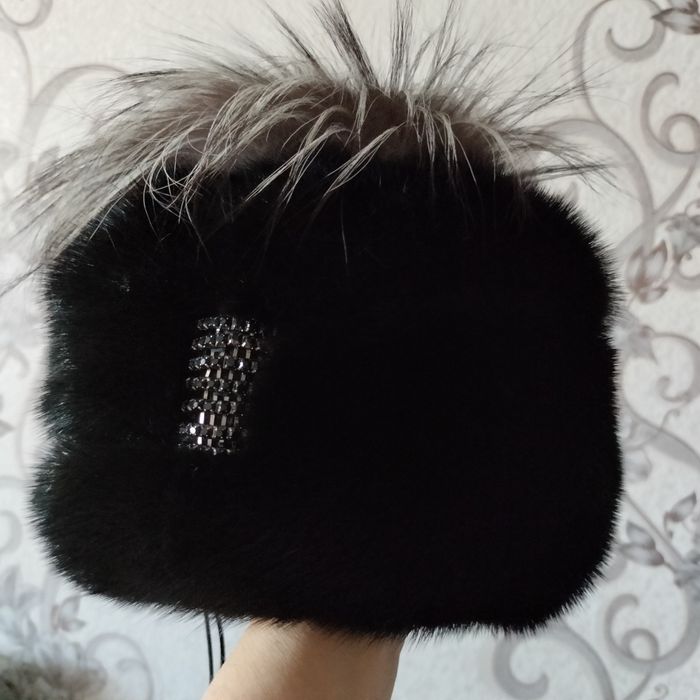 Норковая шапка ,украшена песцом