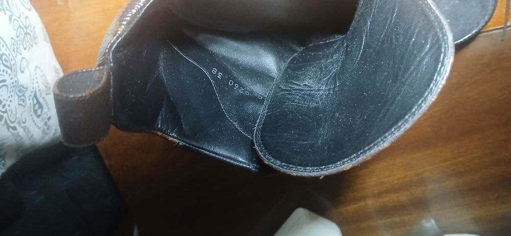 Lui Vuitton Laureate Desert Boot).