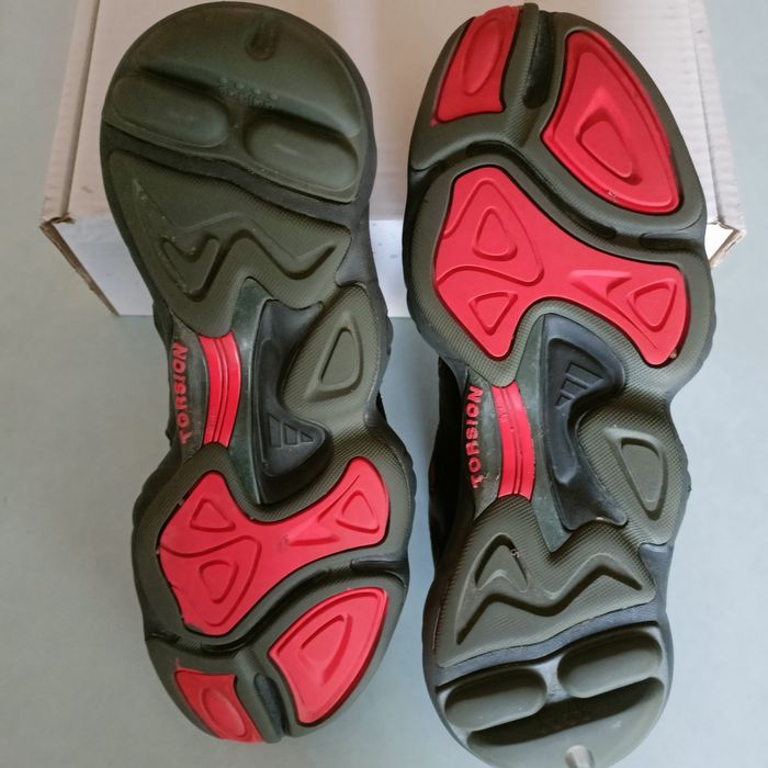 Vând adidas kaki