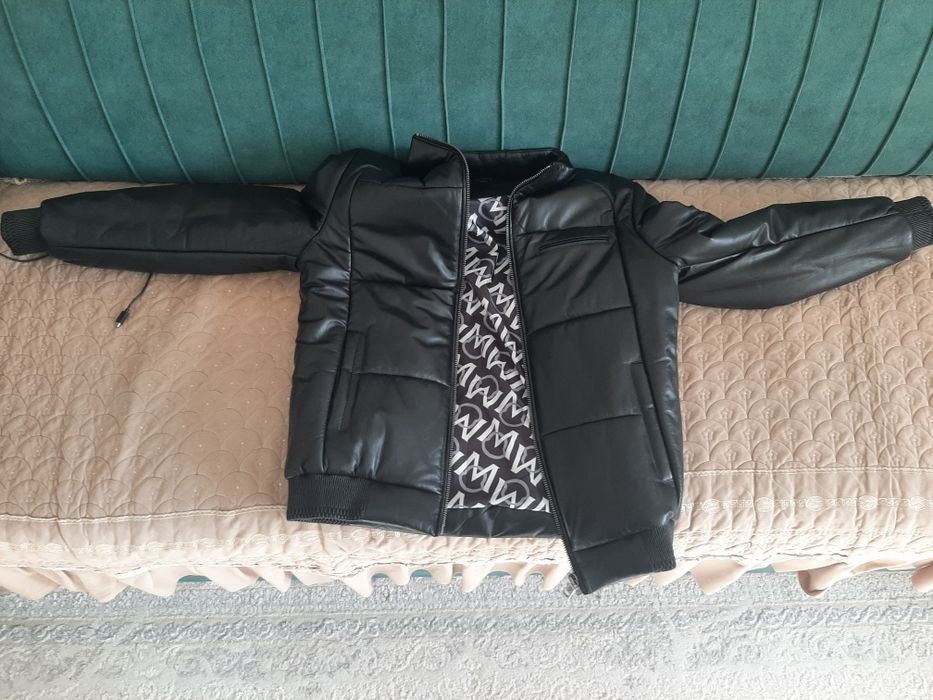 Продам кожаную куртку moncler