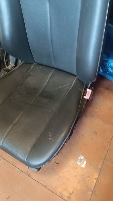 Продам сиденье на Мерседес 210