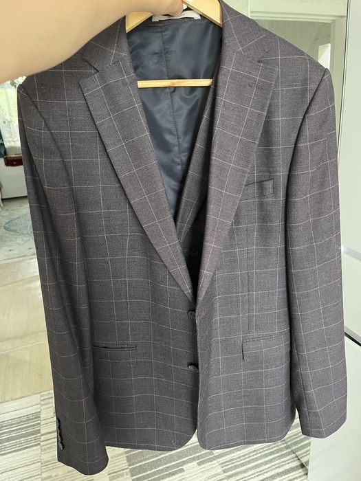 Продаю костюм тройку