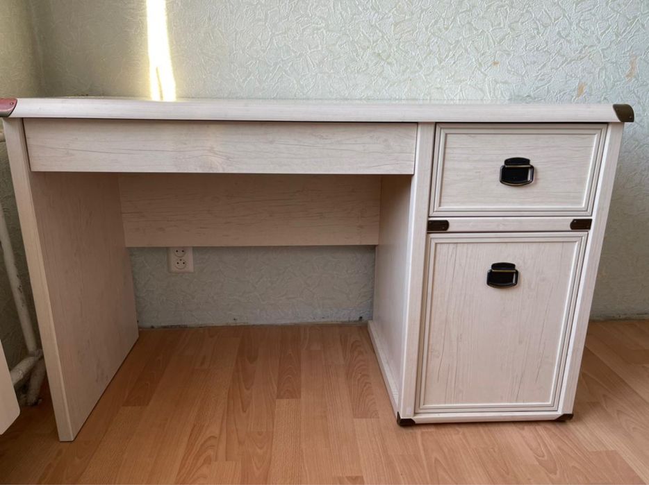 Продам стол и полку