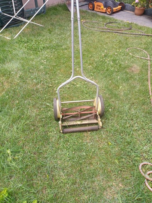 vând mașină manuală de tuns iarbă,gazon,veche
