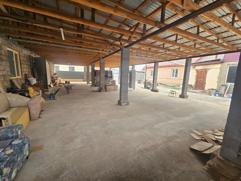 Дом с мебельным цехом