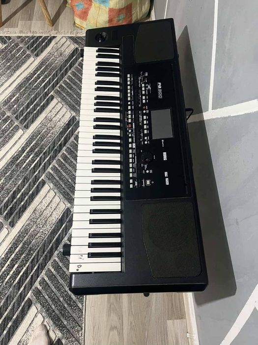 Vând orga pa300 korg