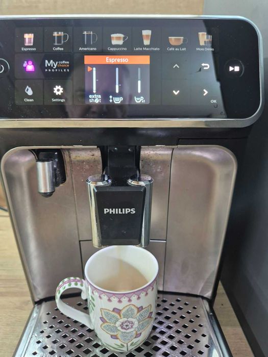 Philips LatteGo 5400, модел EP 5447/90 - внос , с БГ меню в оригинална