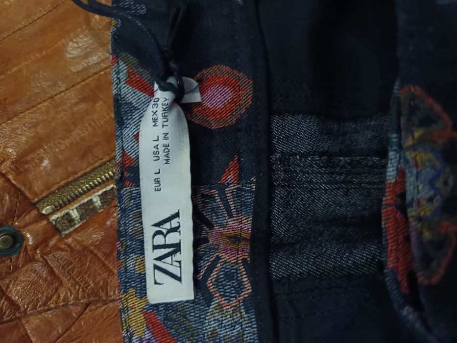 Панталони с флорален принт ZARA