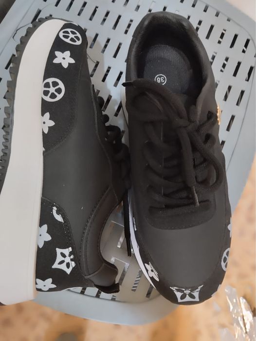 Продам кроссовки. Срочно