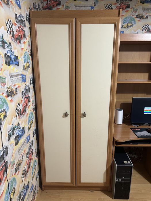 Продавам секция с гардероб