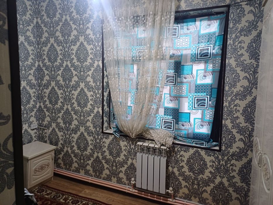 Uy sotiladi 2 xona 3 xona qilinga oshxona balkonda mebellari bilan