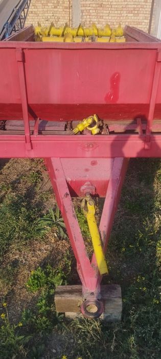 Прицепной разбрасыватели удобрения