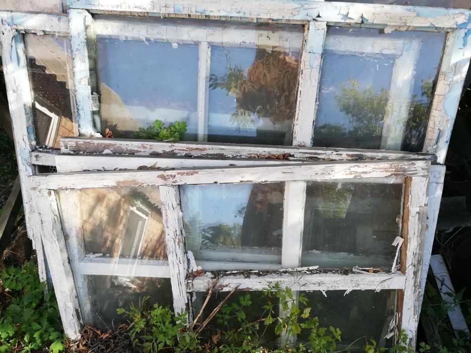 Продаются оконные рамы.