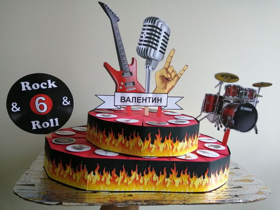 Картонена торта (включена украса+подложка) + КОМПЛИМЕНТ