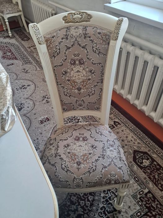 Стол со стульями в гостиную