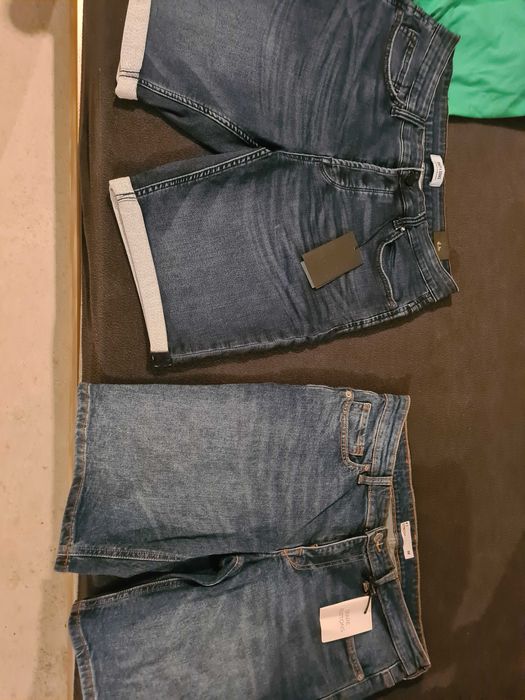 Vând blugi scurți