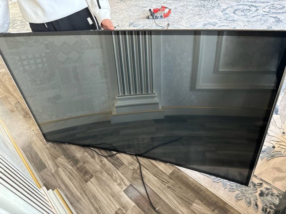 Samsung Smart TV  75 talik  ovolniy ekran