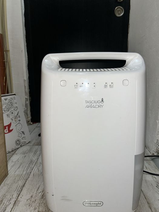 vand dezumidificator DELONGHI