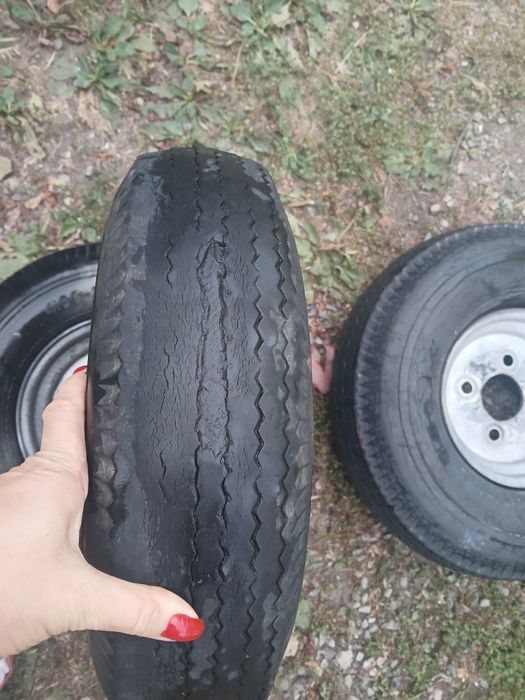 2 roți + 1 roată de rezervă