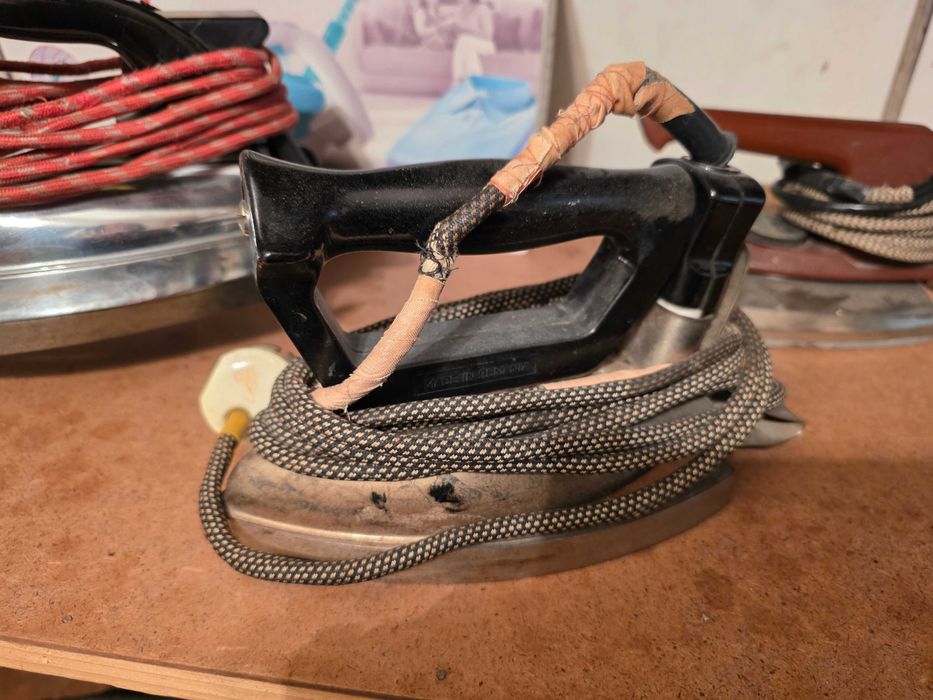 Fiare de călcat electrice vintage anii 1950 - 1980.