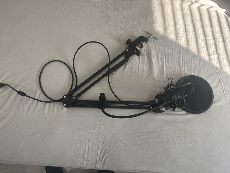 Микрофон с штативом