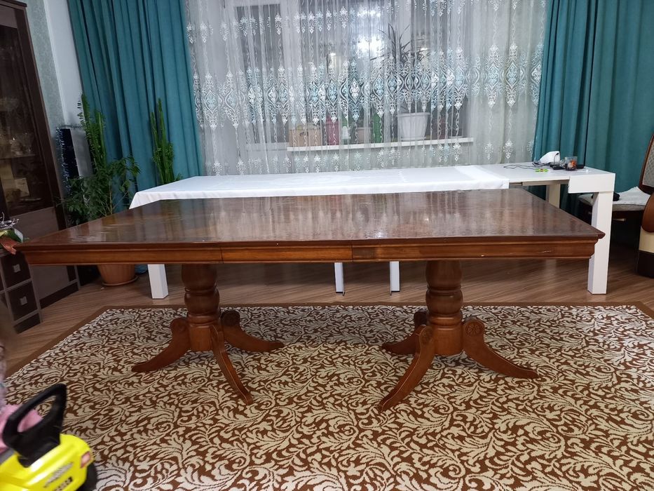 Шикарный стол в гостинную