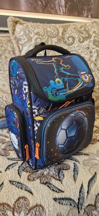 Костюм школьный и портфель