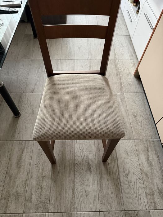 Продвам трапезна маса  и 4 стола