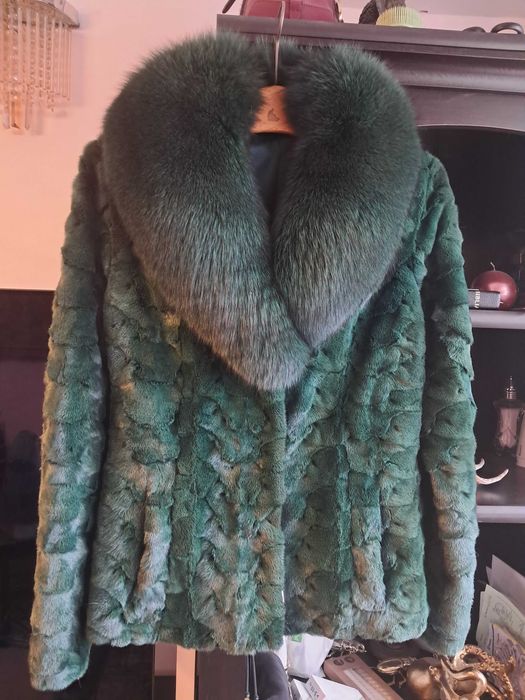 Vand haine de blana din vizon cu guler din vulpe