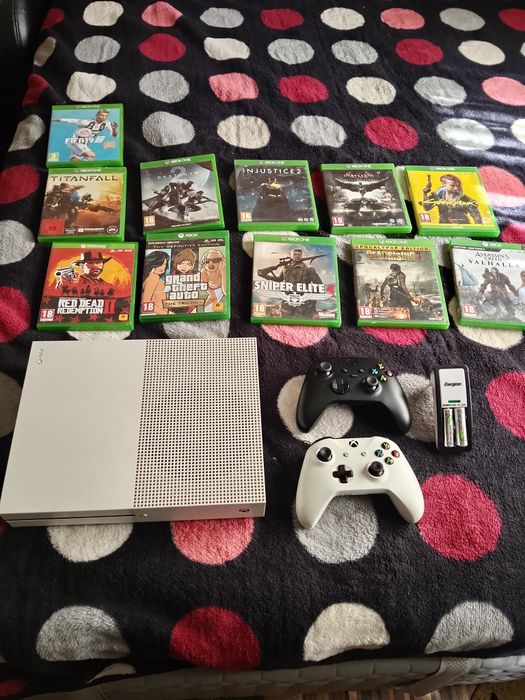 Vând consolă Xbox one , 2 joystick-uri si jocuri Xbox