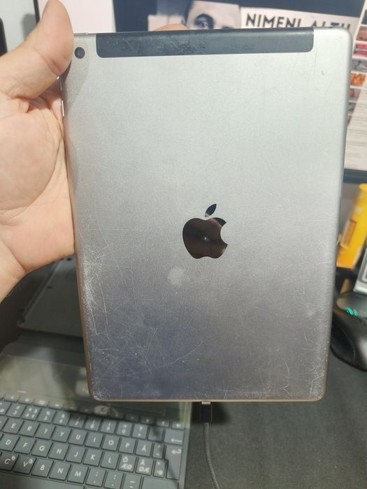 Ipad 5th gen 128gb WiFi si 4G husa Logi noua