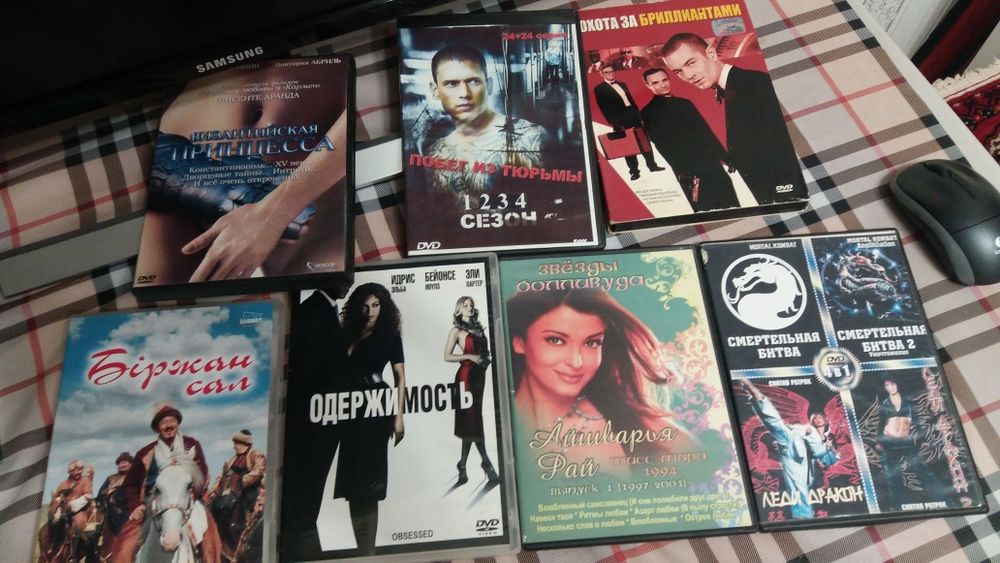 DVD и CD диски с фильмами