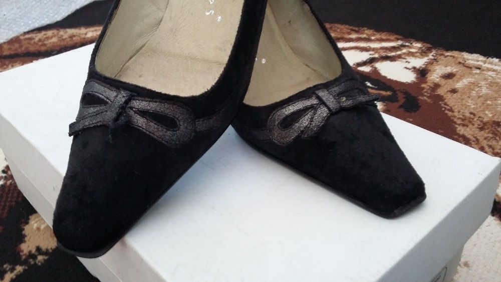 Обувки № 35! ЕСТЕСТВЕНА Кожа на "Билиа шоис" ! Елегантни с Декорации!