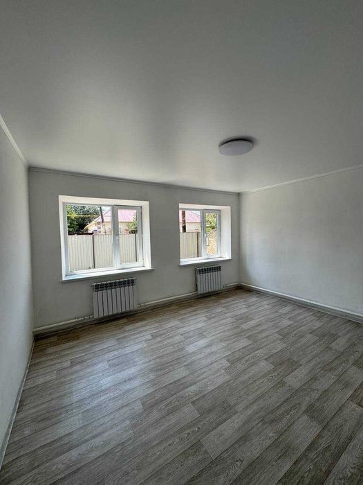 Продается дом. Рядом стадион, флагман в 2 минутах