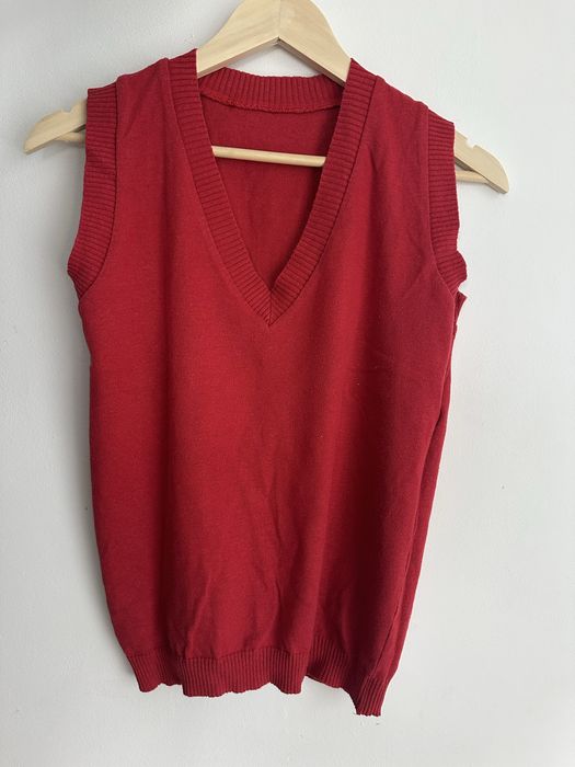 Два еднакви червени елека