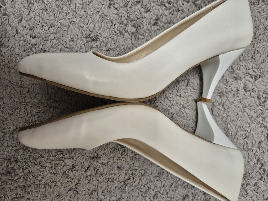 Бели елегантни обувки