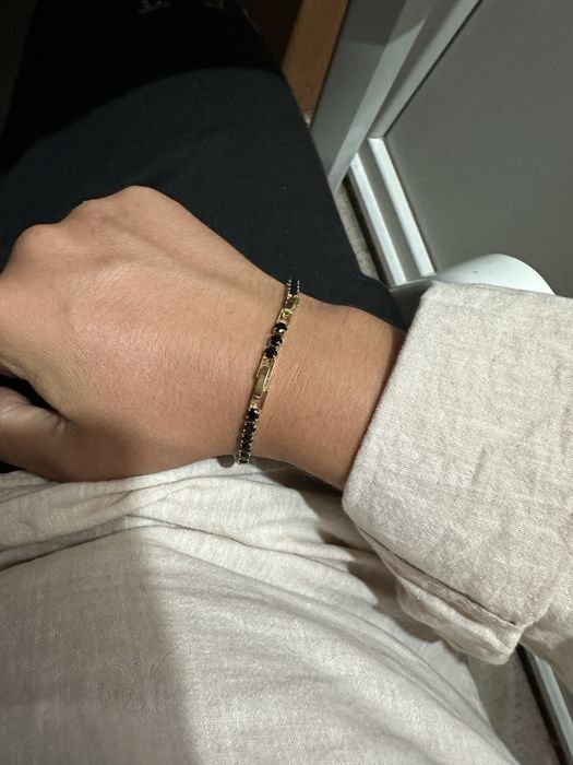 bratara tenis aurie cu pietre negre