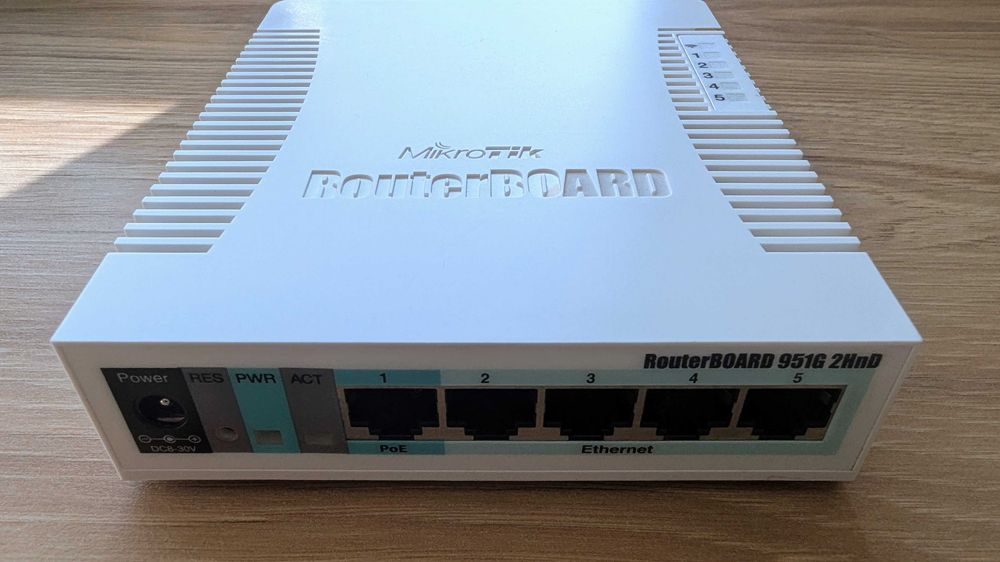 Vând router Mikrotik RB951G-2HnD