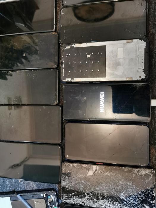 Vand piese de telefoane