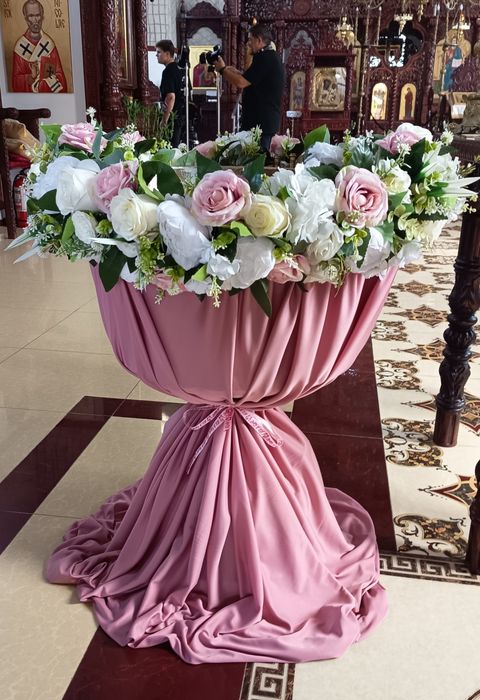 Aranjament floral pentru cristelniță