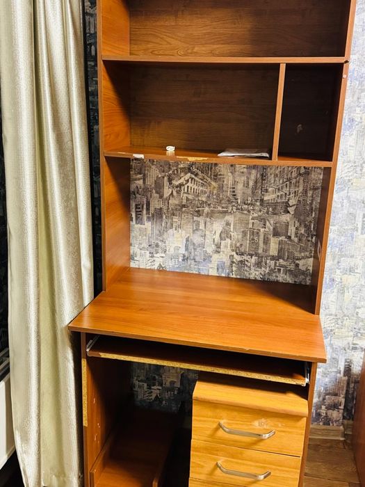 Стол письменный коричневый