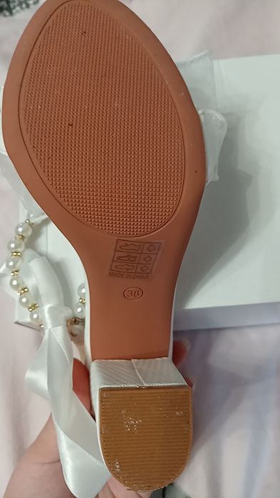 Vând rochie de mireasa purtata  o data și pantofii mireasa