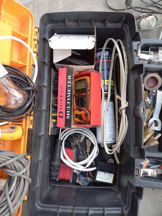 Ящик продам все для электрика