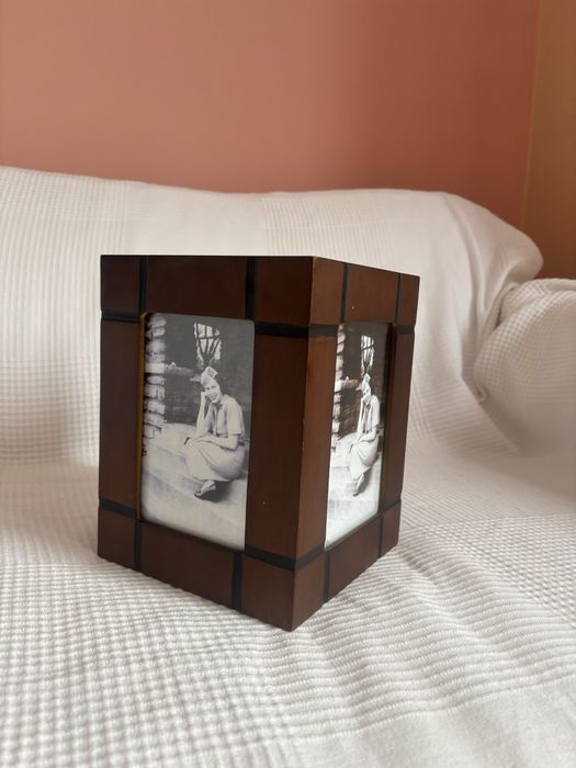 Фотоалбуми в стилна дървена кутия с въртяща основа