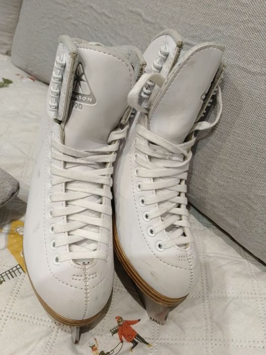 Продаю профессиональные коньки фигурные ,размер 4